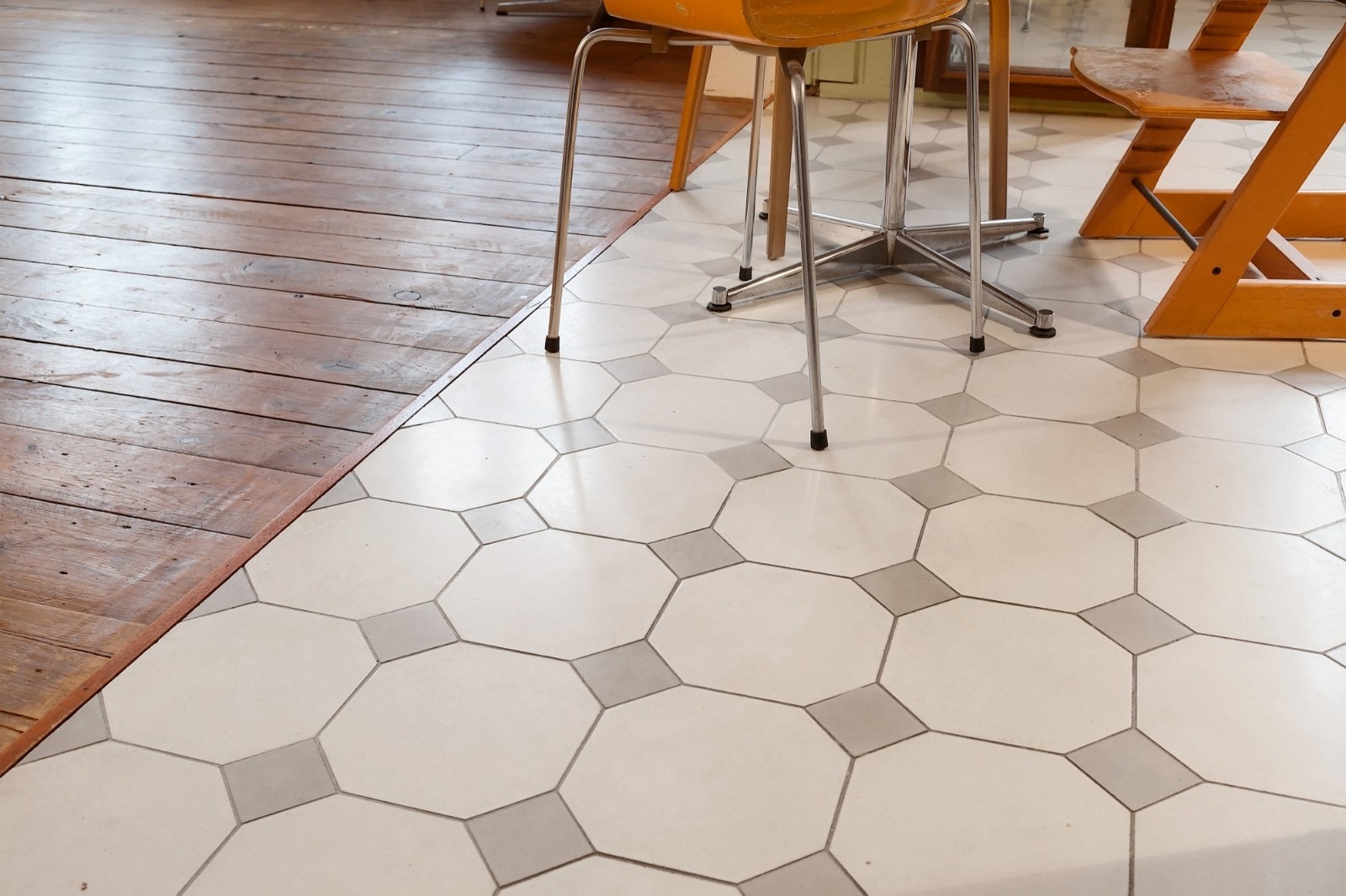 Lekre detaljer som tregulv og fliser. Galleribilde