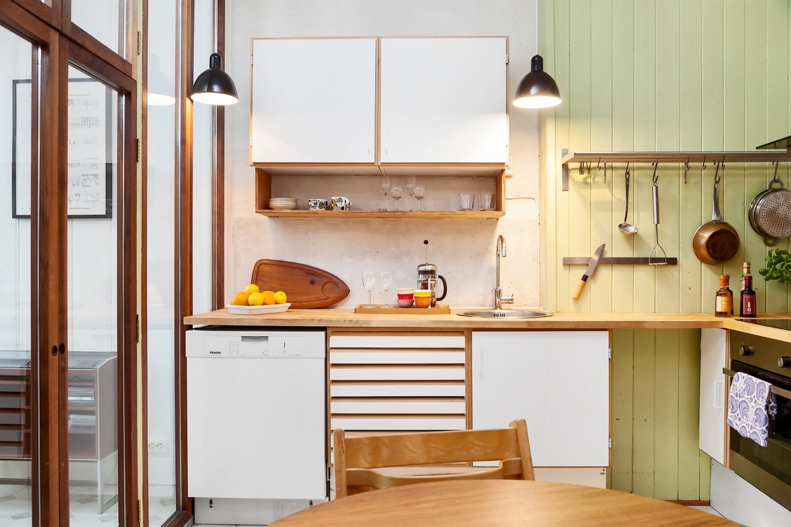 Kjøkkenet har en ny integrert komfyr, samt opplegg for oppvaskmaskin. Galleribilde