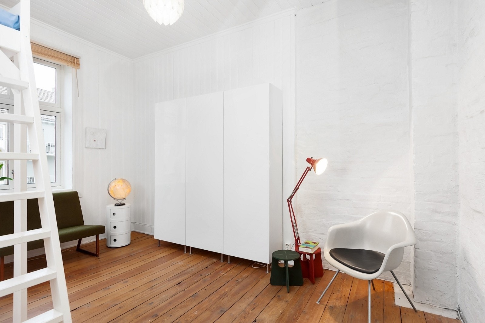 Soverommet har en garderobeløsning med mye oppbevaringsplass. Galleribilde