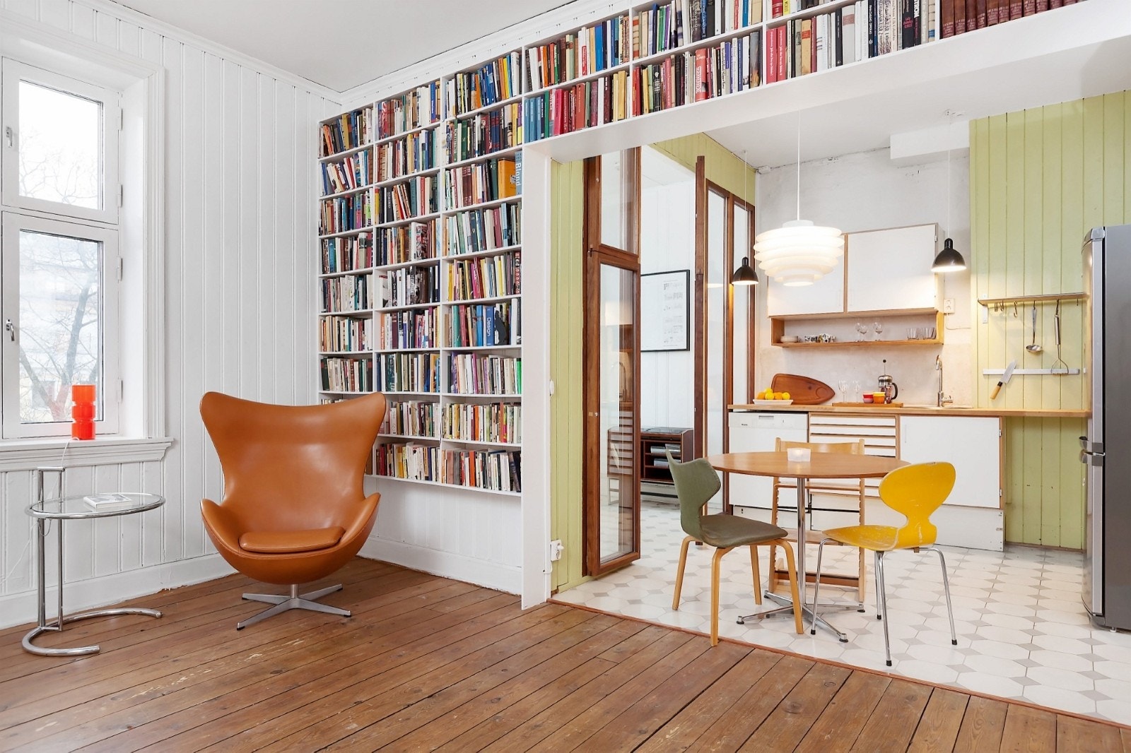 Praktisk og plassbygd bokhylle. Galleribilde