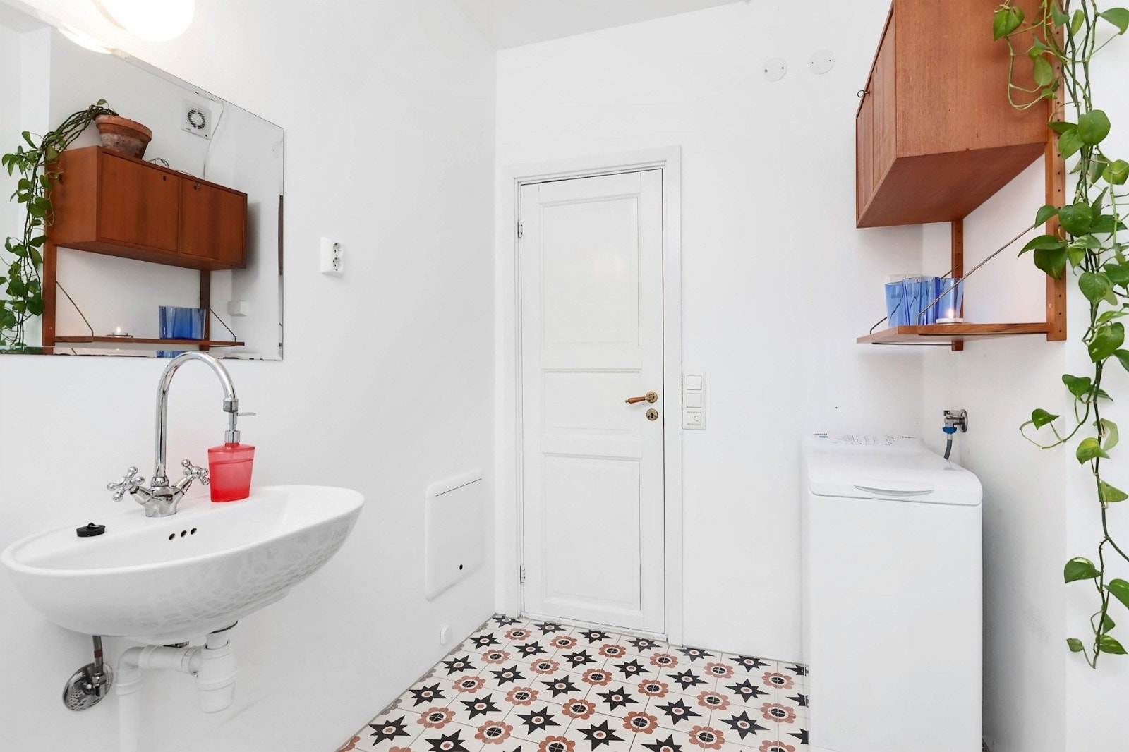 Et stilfullt og delikat baderom, som ble oppusset i 2011 Galleribilde