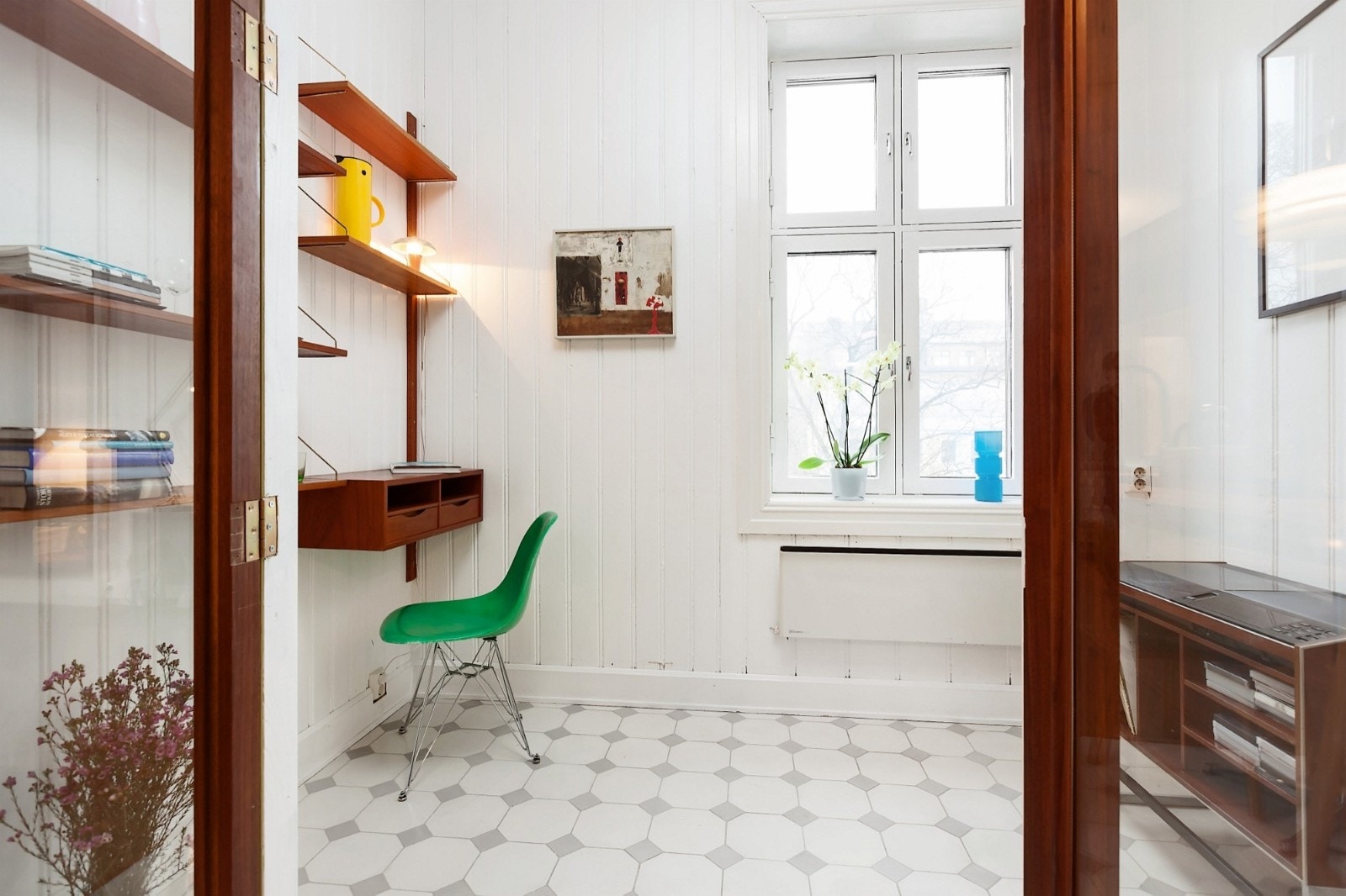 Arkitekttegnede glassdører med ramme i eksklusiv valnøtt. I kontoret er det god plass til for eksempel arbeidsplass eller lesekrok. Galleribilde