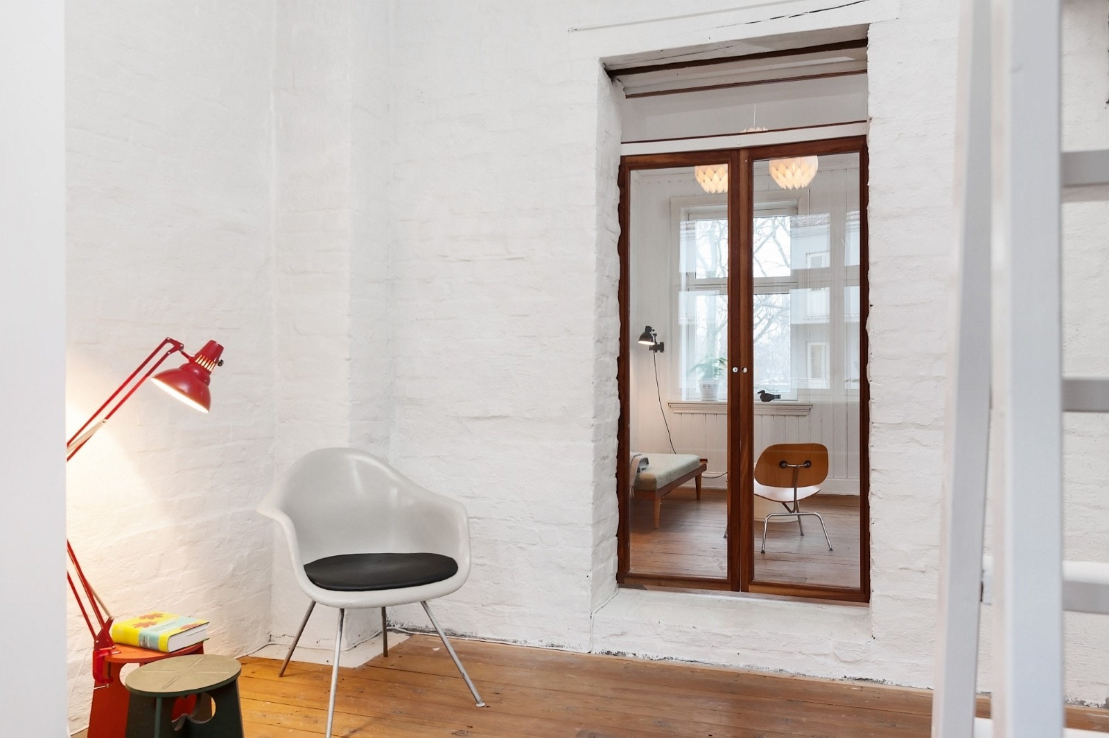 Fra soverommet er det adkomst til et innredet rom. Galleribilde