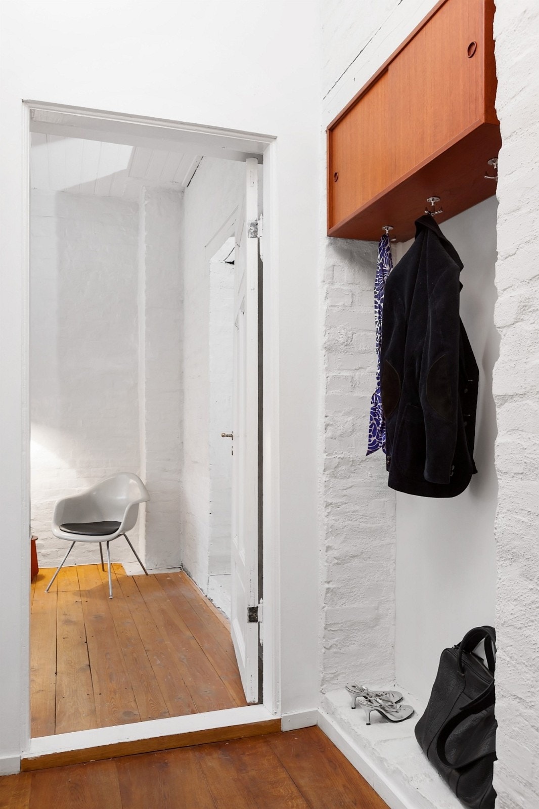 I entréen er det mulighet til oppheng av yttertøy og oppbevaring av sko i smart nisje Galleribilde
