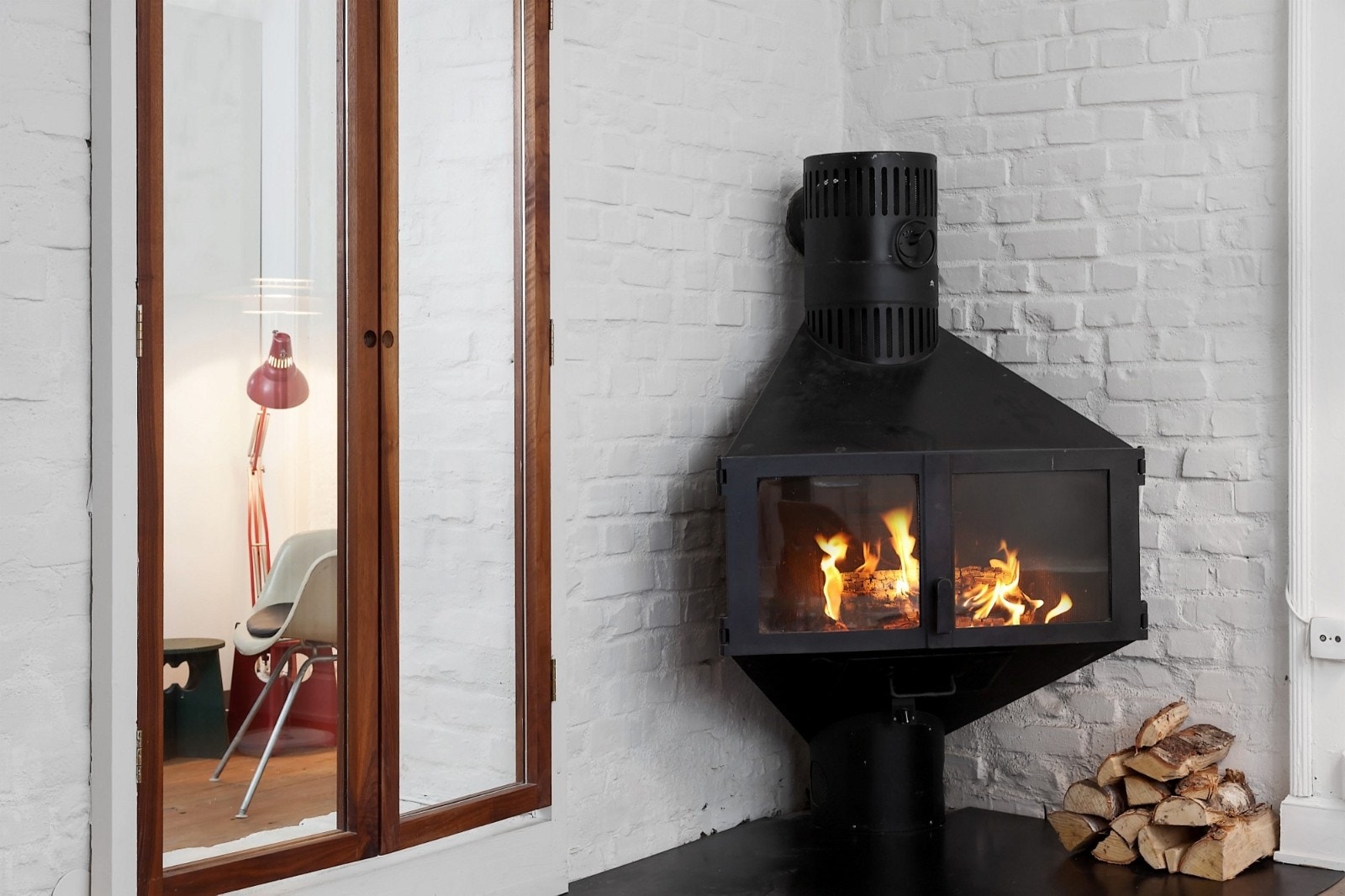 Videre har stuen en lekker og dekorativ peis som skaper en lun stemning. Galleribilde