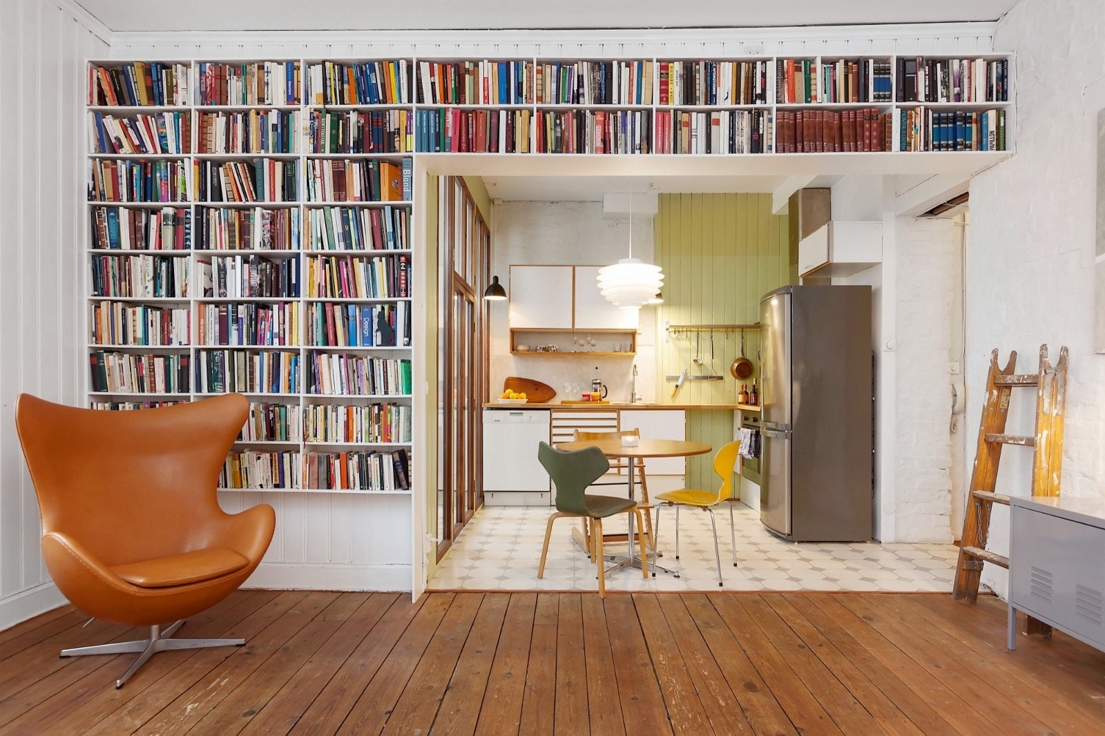 Det er en velfungerende åpen løsning mot kjøkken. Galleribilde