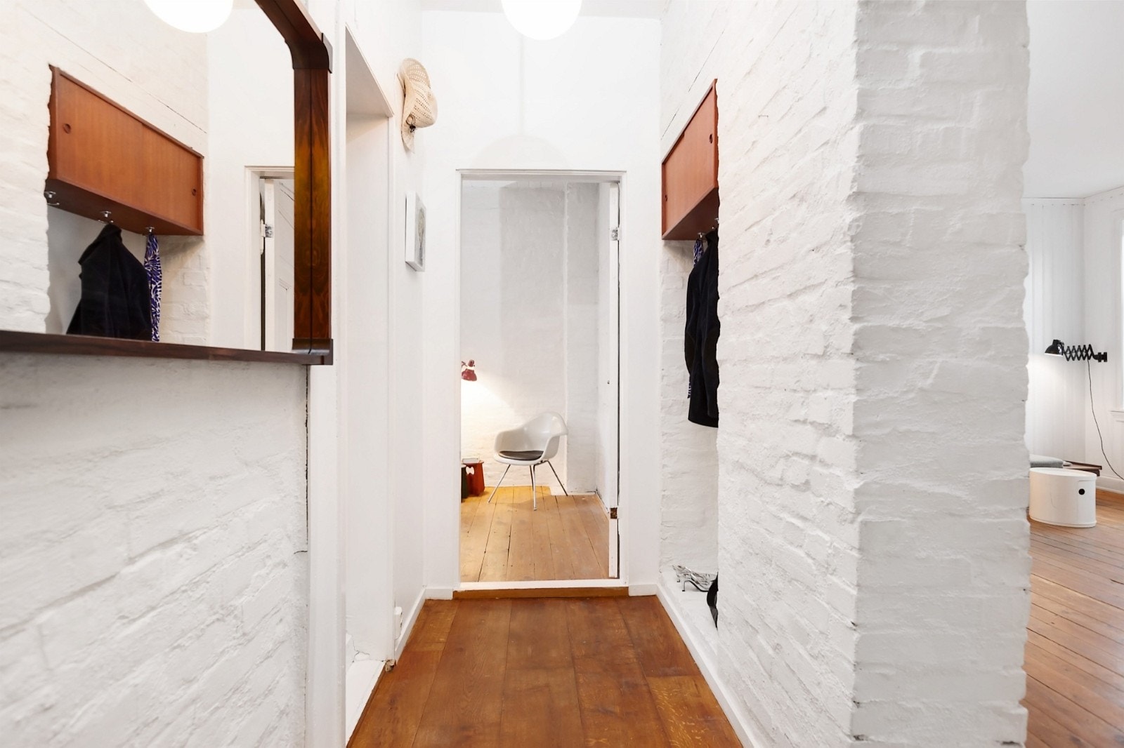 Praktisk entré med lekre tregulv. Galleribilde