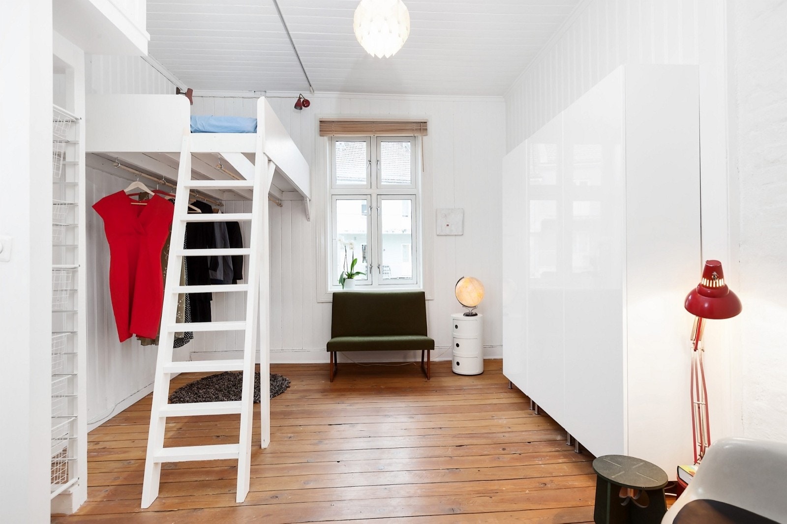 Et praktisk og romslig soverom med smart plassbygd hems. Galleribilde