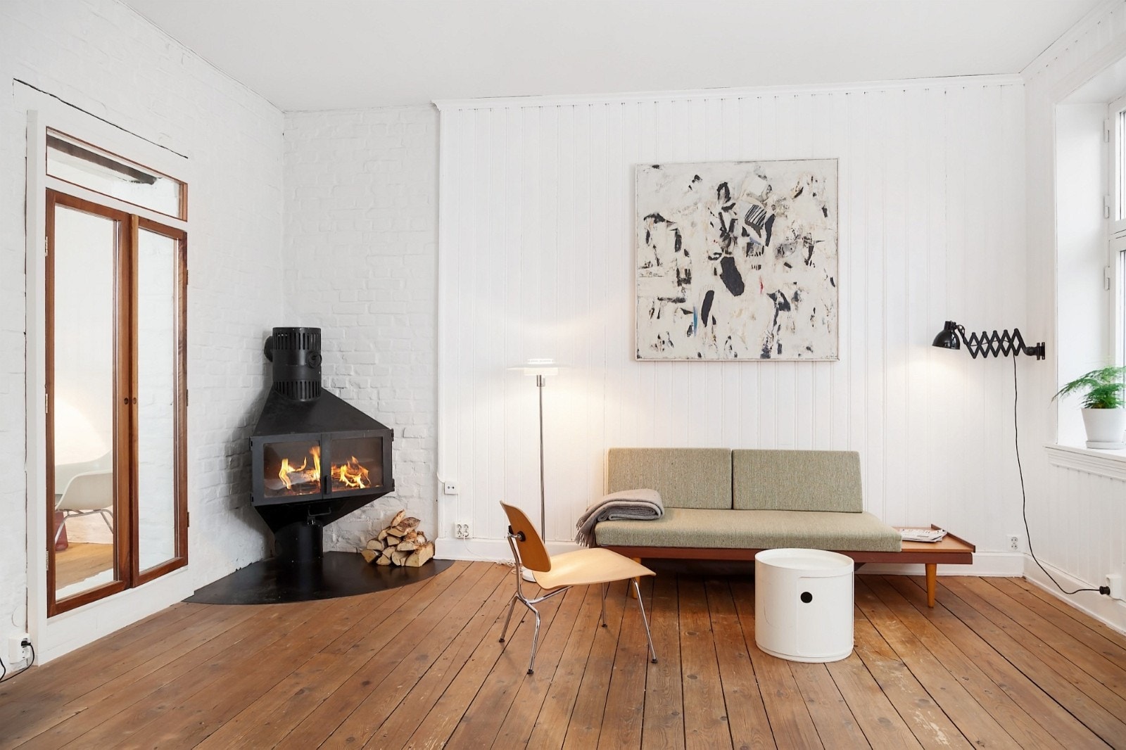 Lys og trivelig stue med flotte tregulv og eksponert teglsteinsvegg. Galleribilde