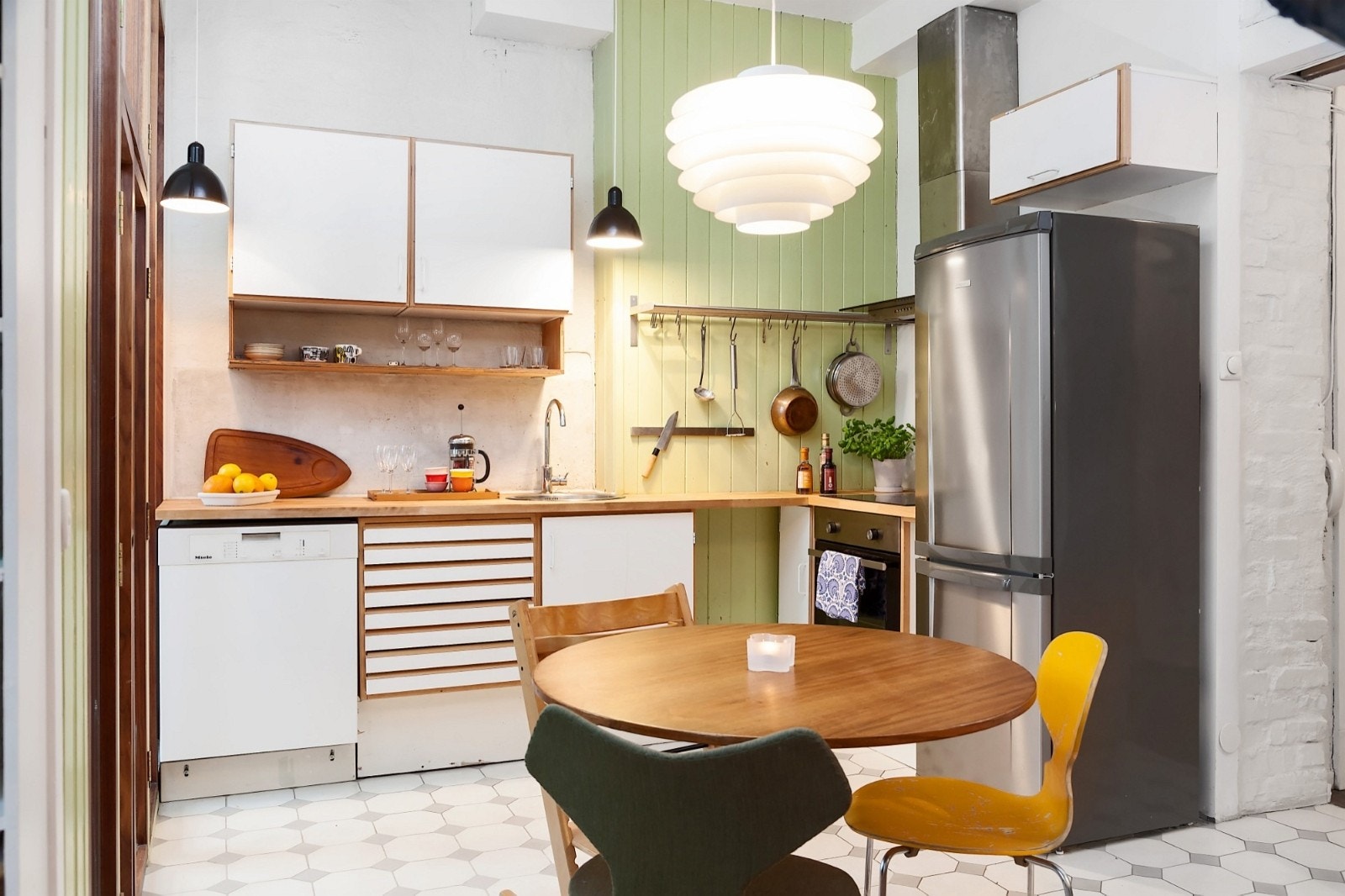 Unoform kjøkkeninnredning med hvite, slette fronter og heltre benkeplate. Galleribilde