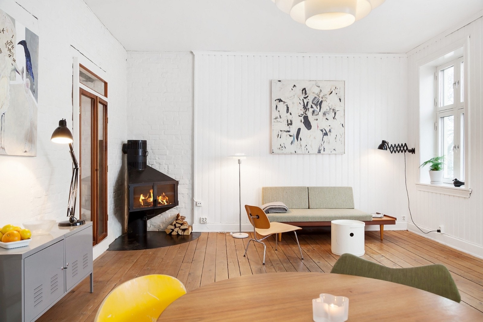 Dette er en lys og gjennomgående leilighet med flere flotte detaljer som gir særpreg og gjør dette til en spesiell leilighet med en lun atmosfære. Galleribilde