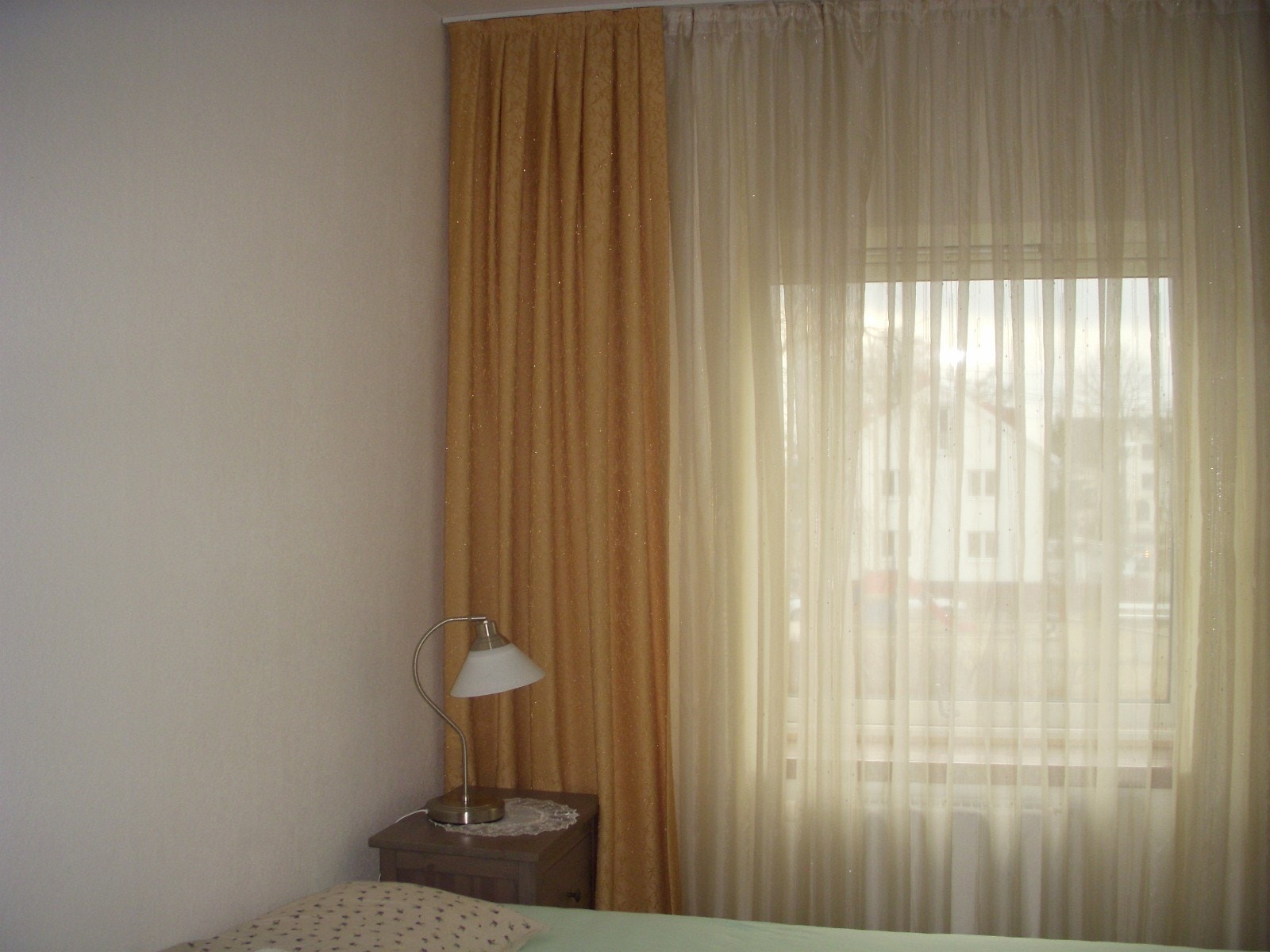 Stort soverom m/innebygget dobbelt garderobeskap og god plass utenom dobbeltseng Galleribilde