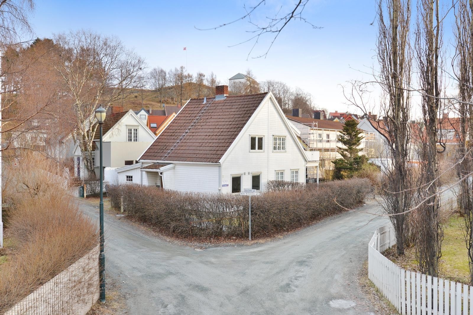 Unik mulighet! Vertikaldelt 1/2-part av tomannsbolig. Oppussingsobjekt. Her har du muligheten til å utforme din egen drømmebolig på vakre Pappenheim Galleribilde