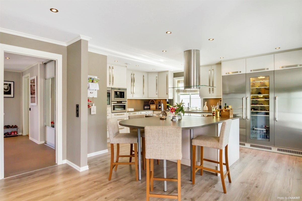 Kjøkken med øy. Galleribilde