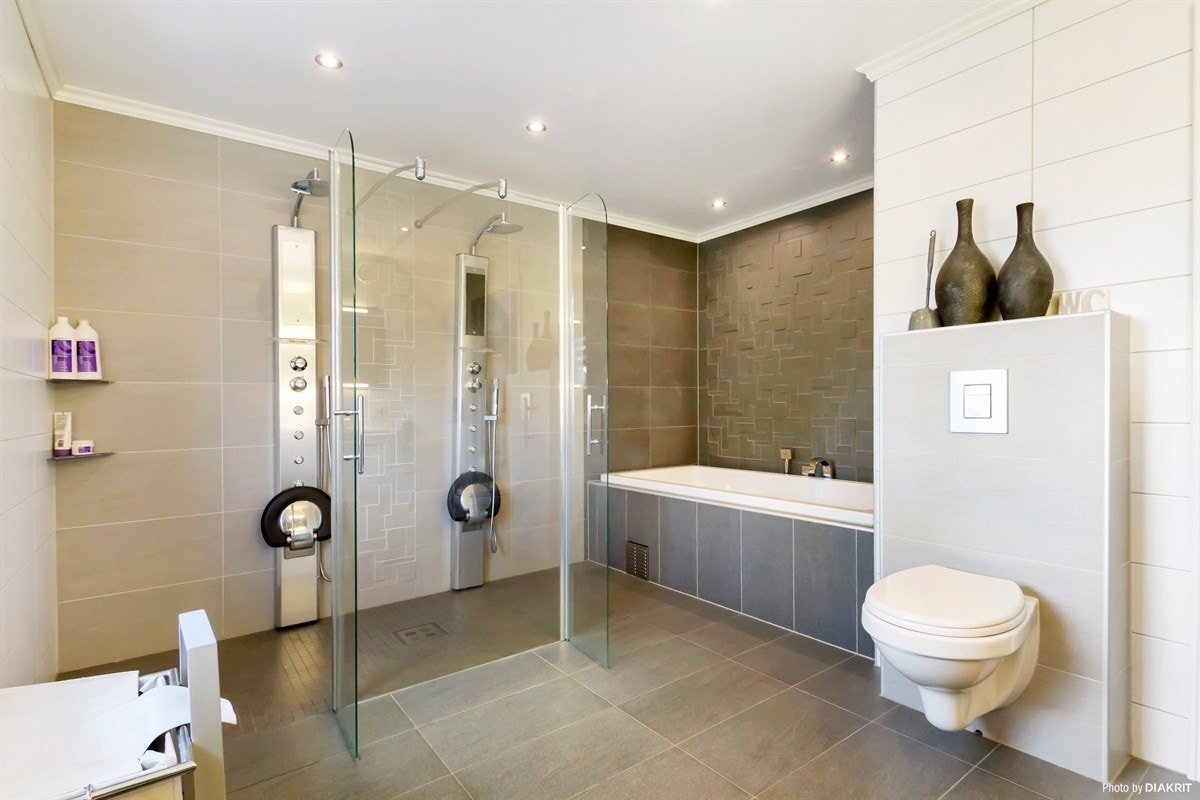 Bad med dusj, badekar og vegghengt wc Galleribilde