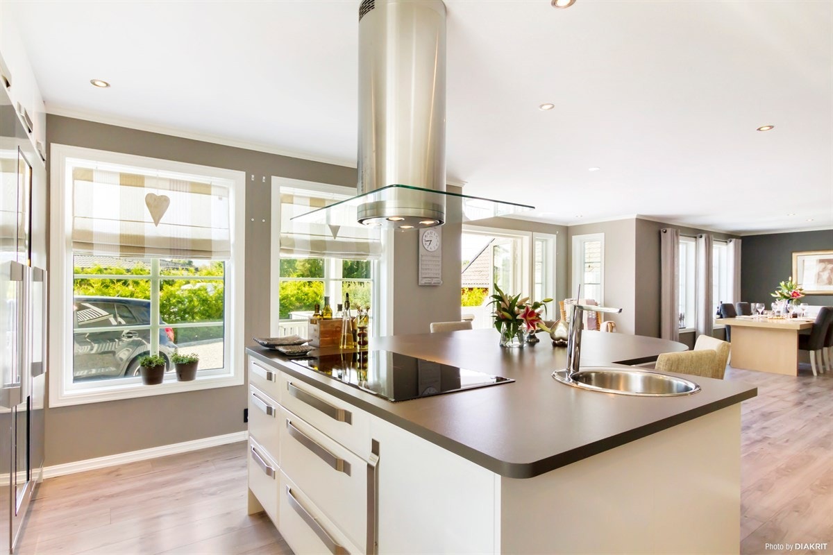 Kjøkkenøya har vask ved siden av 90 cm platetopp Galleribilde