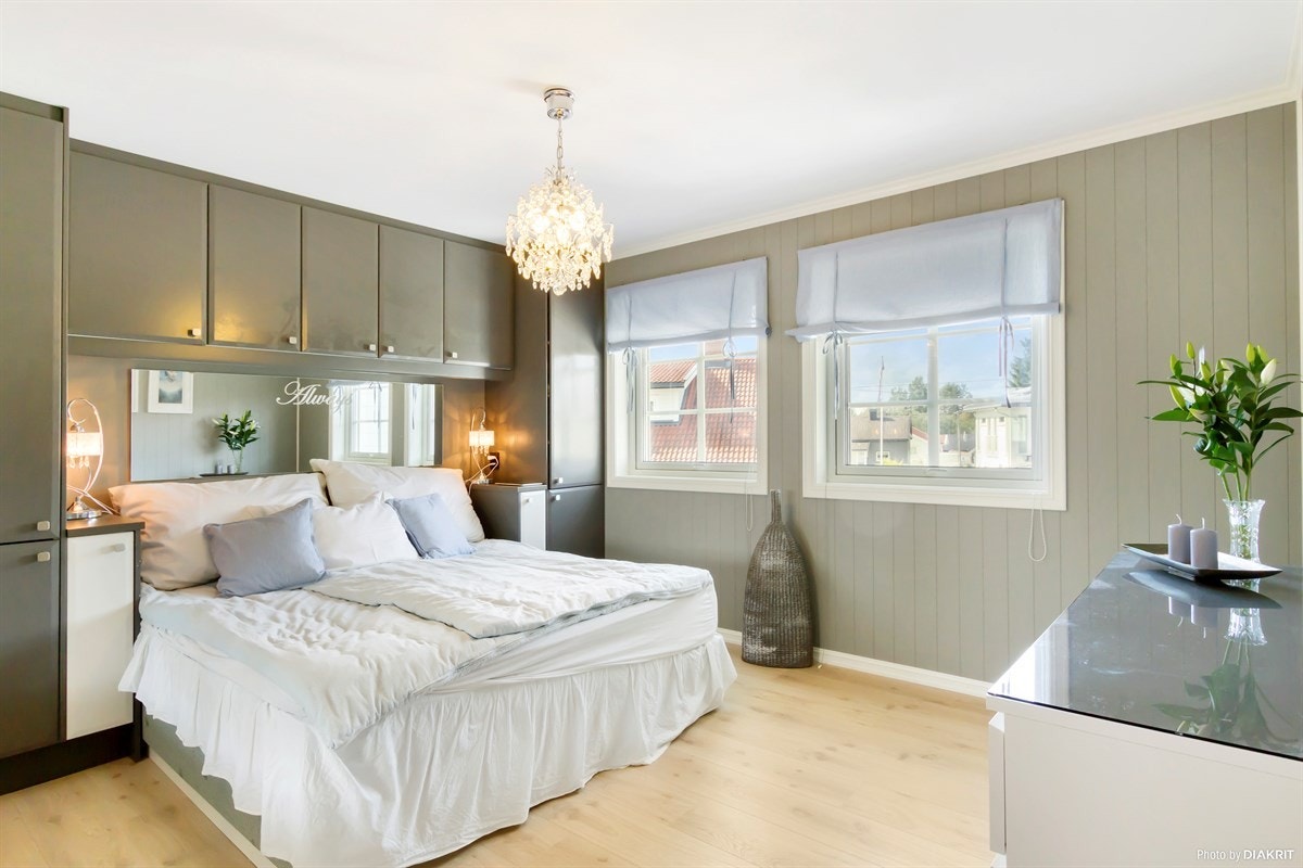 Soverom med skap og garderobe Galleribilde