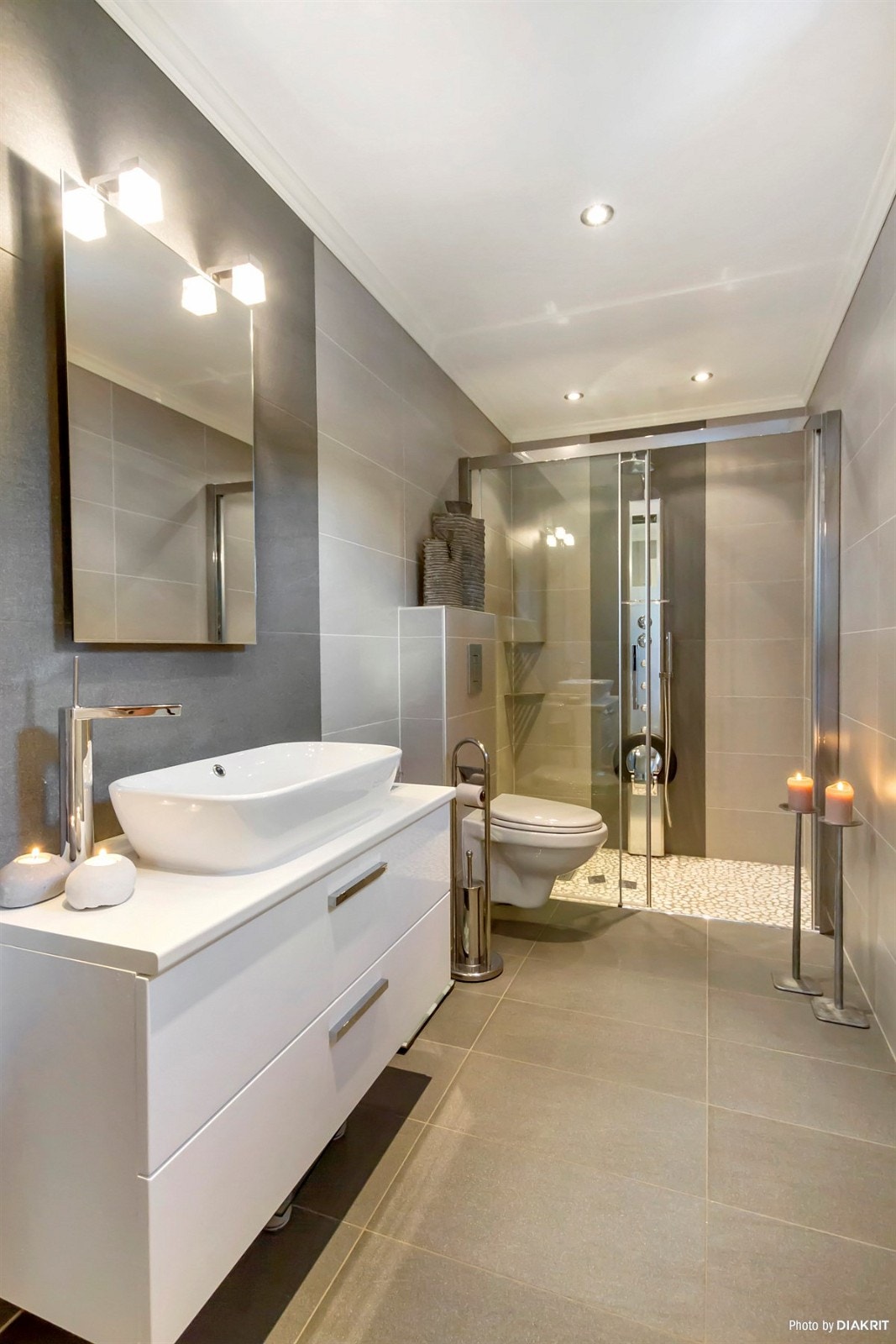 Bad med innredning, servant, dusj og vegghengt wc Galleribilde