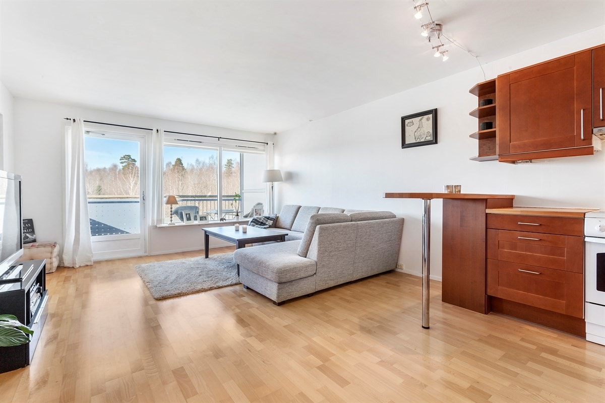 Store vinduer mot balkongen slipper inn mye naturlig lys Galleribilde