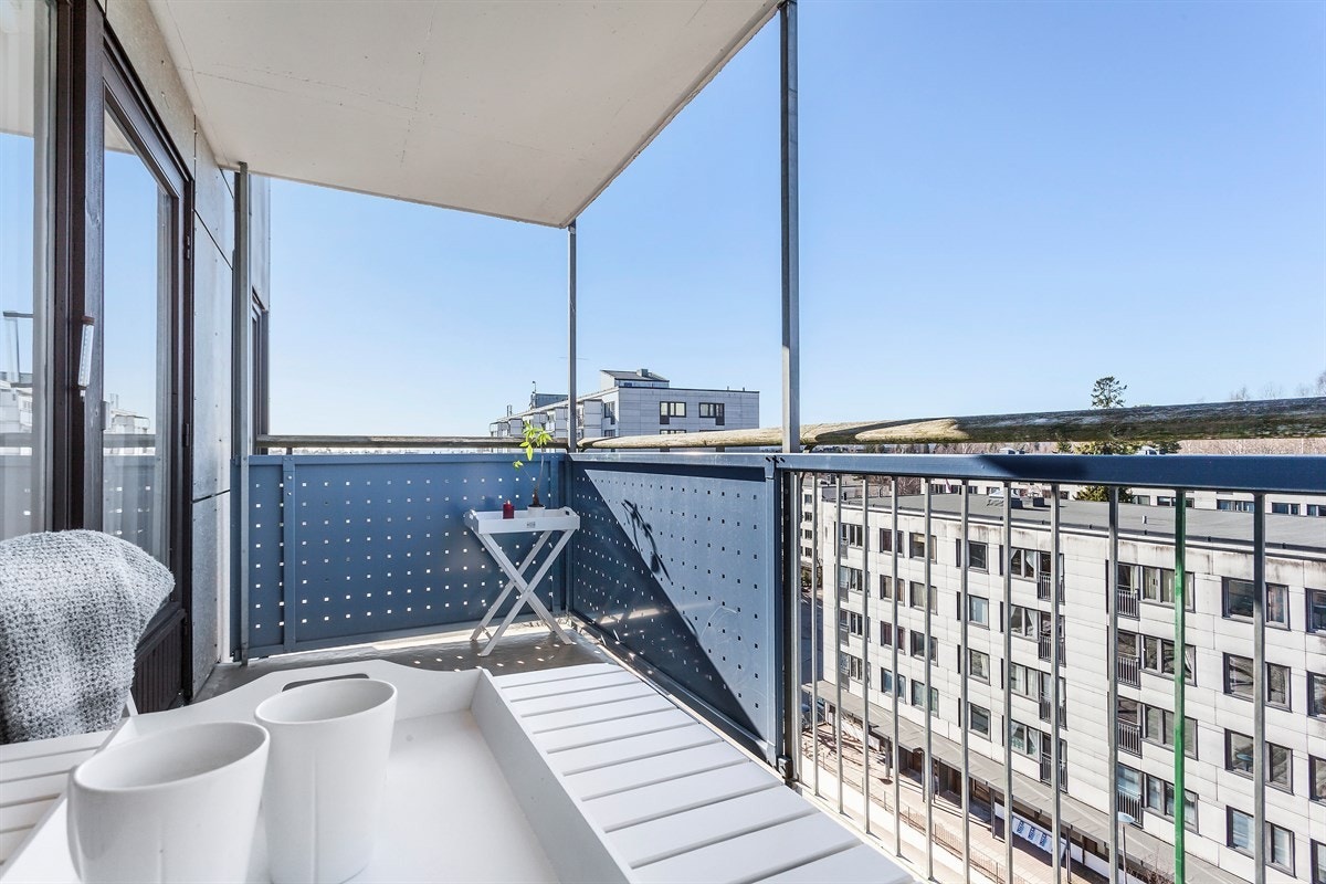 Stor skjermet balkong, på ca. 7,5 m2, med sol fra tidlig ettermiddag til sen kveld Galleribilde