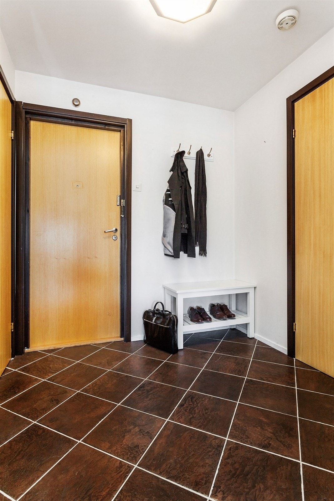 Romslig entré med plass til anheng av jakker og sko. Adkomst til praktisk bod Galleribilde