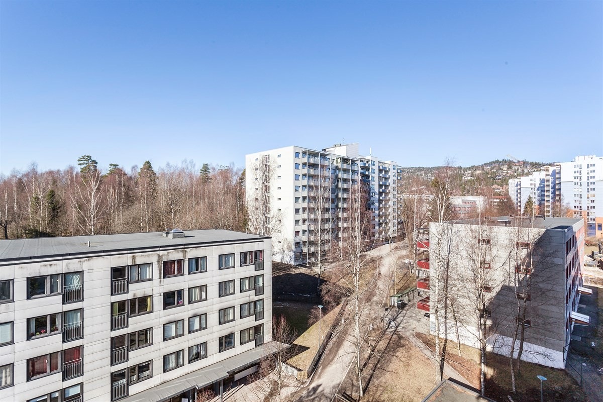 Balkongen er nord-vestvendt, og her kan du nyte utsikten mot Holmenkollen i rolige omgivelser Galleribilde