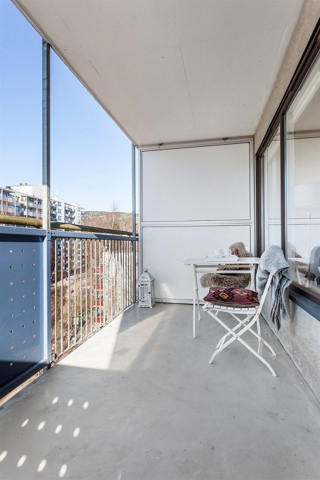 Balkongen har en god størrelse med plass til både bord og stoler Galleribilde