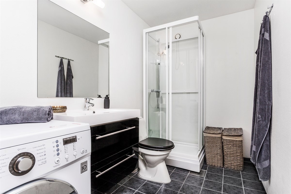 Pent bad med nyere dusjkabinett og servantseksjon Galleribilde