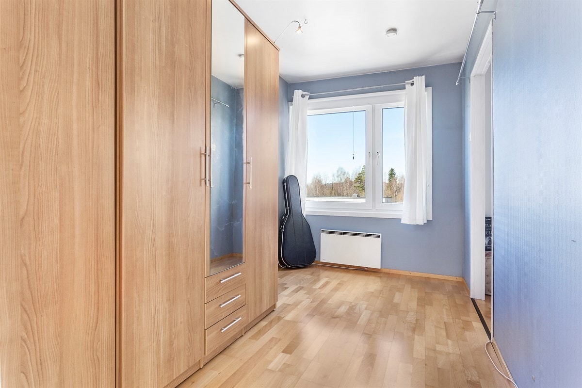 Meget stort soverom med god plass til dobbeltseng og garderobeskap Galleribilde