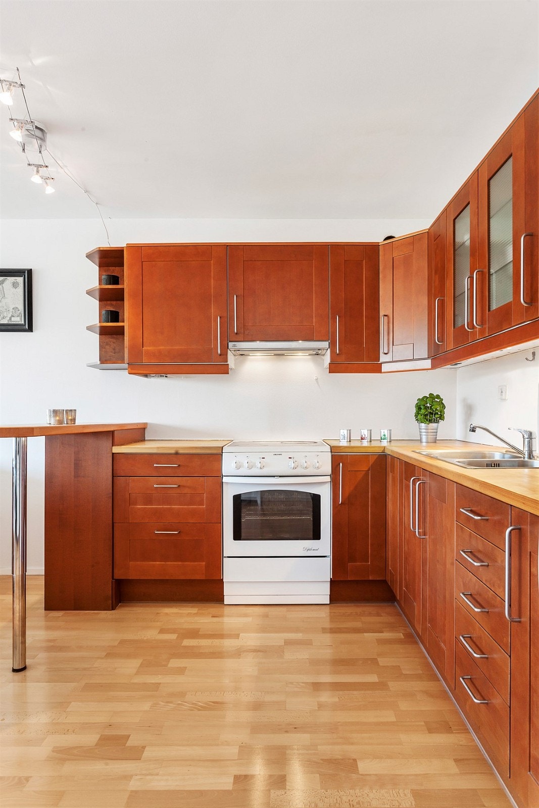 Ikea-kjøkkeninnredning fra 2010 med god skap og benkeplass Galleribilde