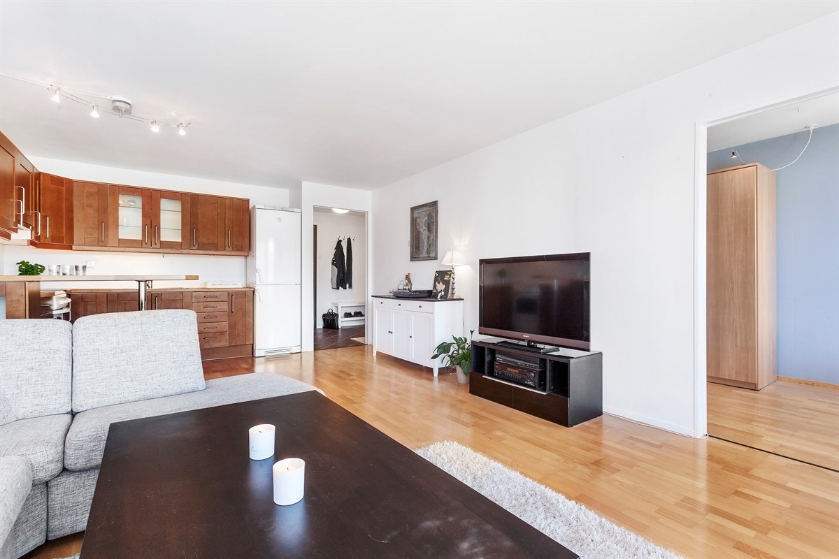 Stuen har også plass til spisebord samt koselig sofagruppe med tilhørende stuebord Galleribilde