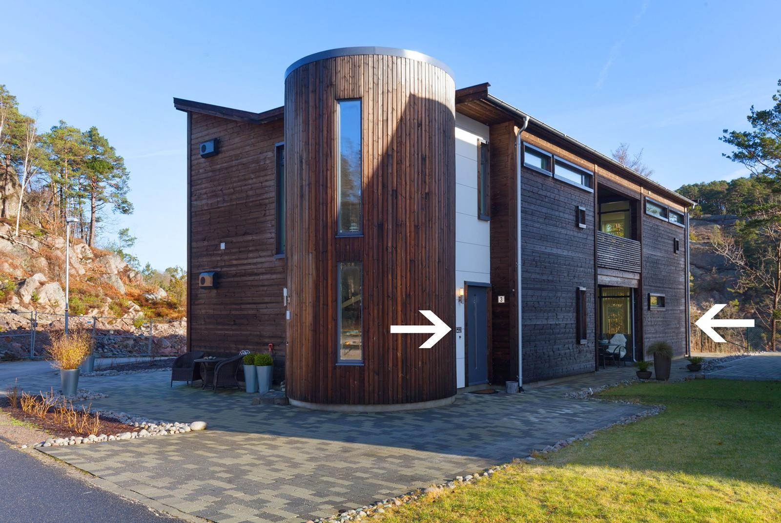 Boligen ligger meget pent plassert i 1. etasje - trappefri adkomst m/ biloppstillingsplass like utenfor døren Galleribilde