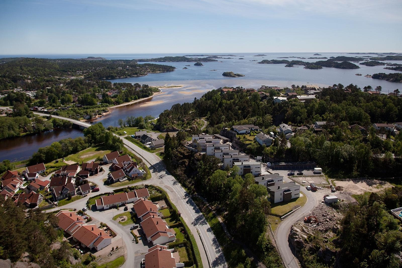 Flyfoto over området med den vakre skjærgården en kort spasertur unna boligen Galleribilde