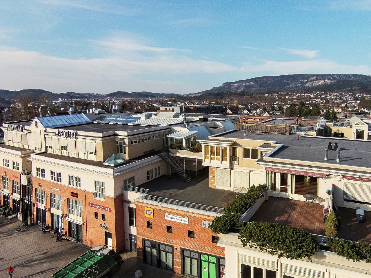 Sørvestvendt terrasse med utsikt til torget og fantastiske solforhold Galleribilde
