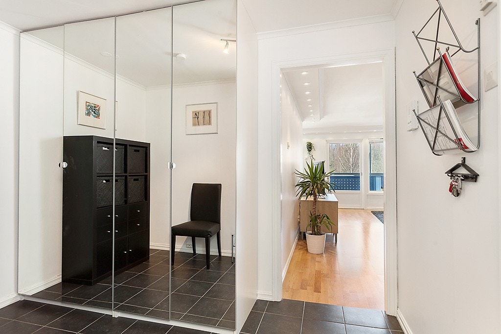 Romslig entré/gang med speilgarderobe Galleribilde