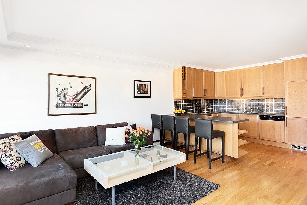 Stue med god plass til salong og spisestue - Utgang til solrik veranda Galleribilde