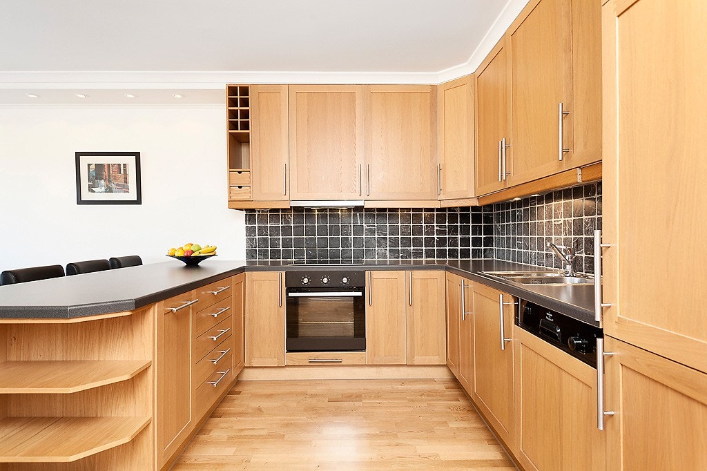 Åpen kjøkkenløsning. Godt med skap- og benkeplass Galleribilde