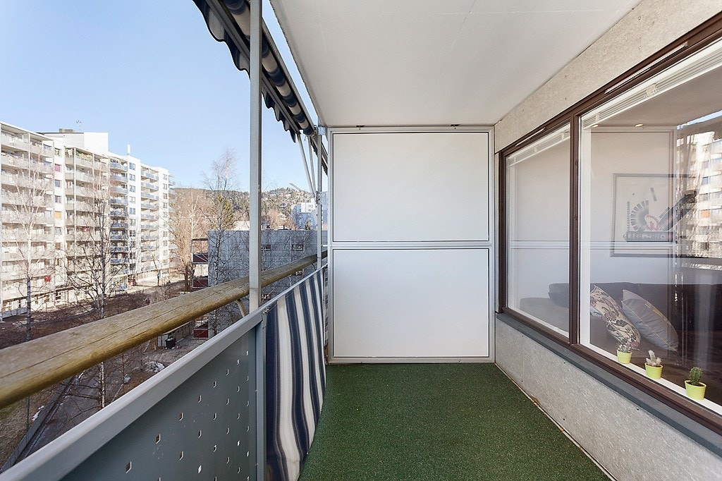 Solrik balkong med utsikt mot Holmenkollen og utover området Galleribilde