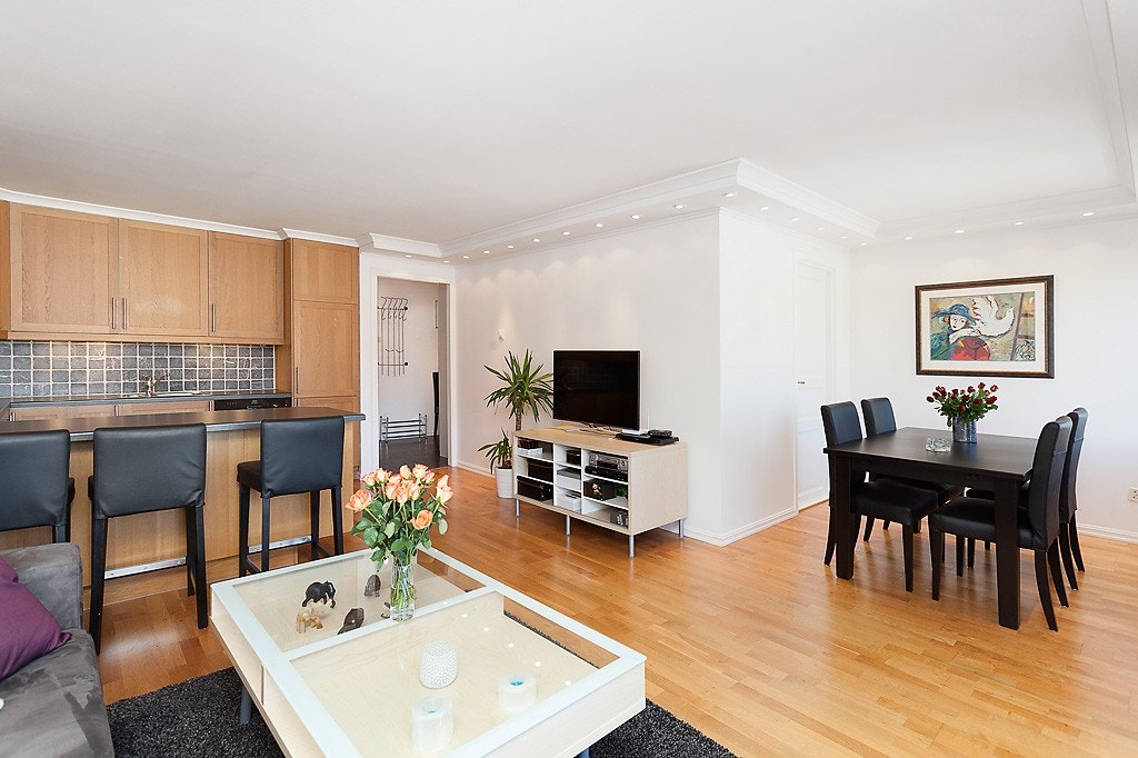 Stue med åpen kjøkkenløsning - Utgang til solrik veranda Galleribilde