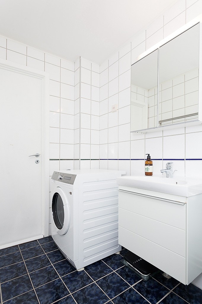 Flislagt bad med opplegg for vaskemaskin Galleribilde