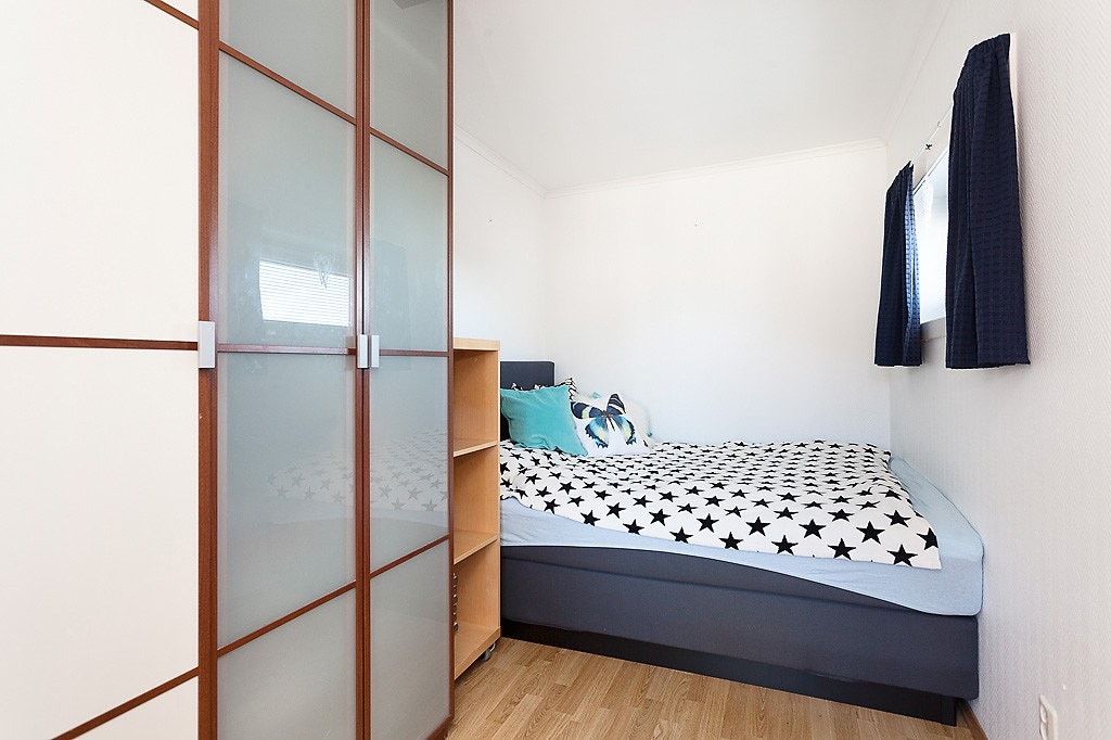 Soverom med romslig garderobeskap Galleribilde