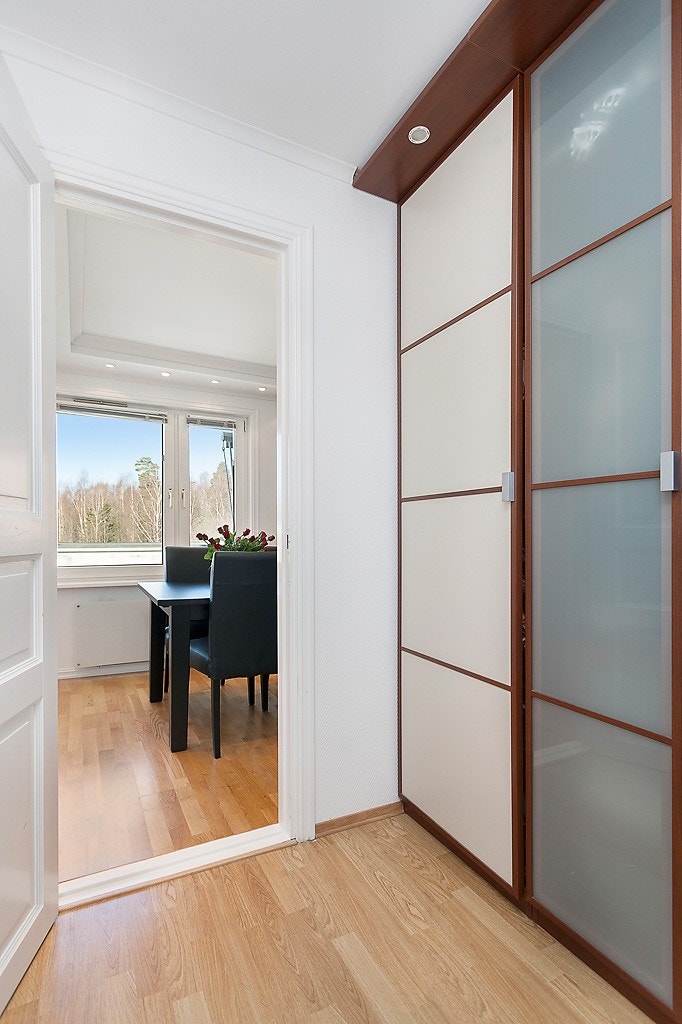 Romslig garderobe på soverom Galleribilde