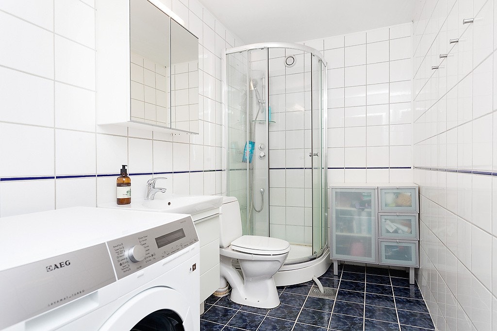 Flislagt bad med opplegg for vaskemaskin. Varmekabler i gulv Galleribilde