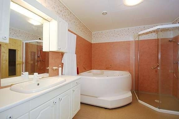 Bad med stor dusj og boblebad Galleribilde