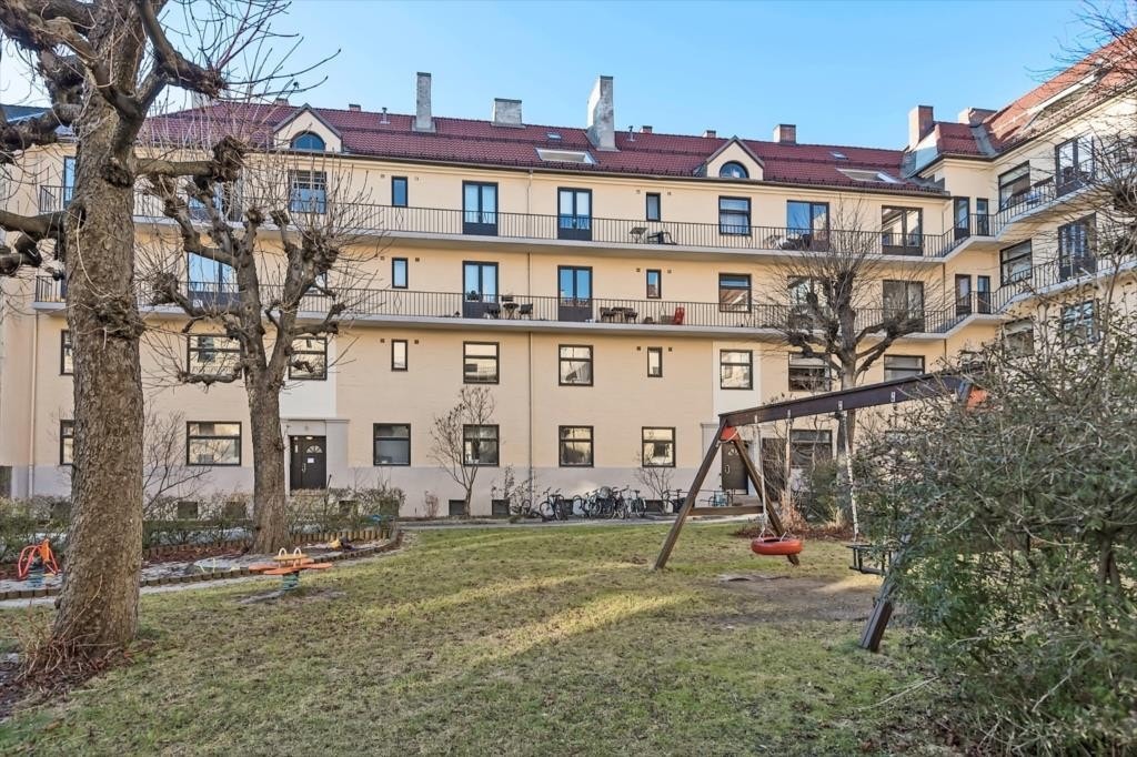 Pent opparbeidet indre gårdsrom. Galleribilde