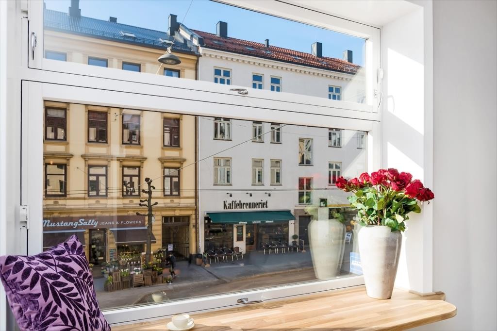 Under stuevinduet er det et stort og solid vindusbrett i heltre eik. Galleribilde