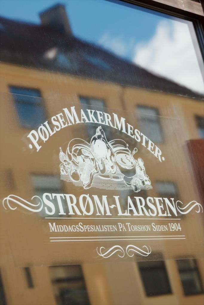 Anerkjente pølsemakermester Strøm-Larsen. Galleribilde