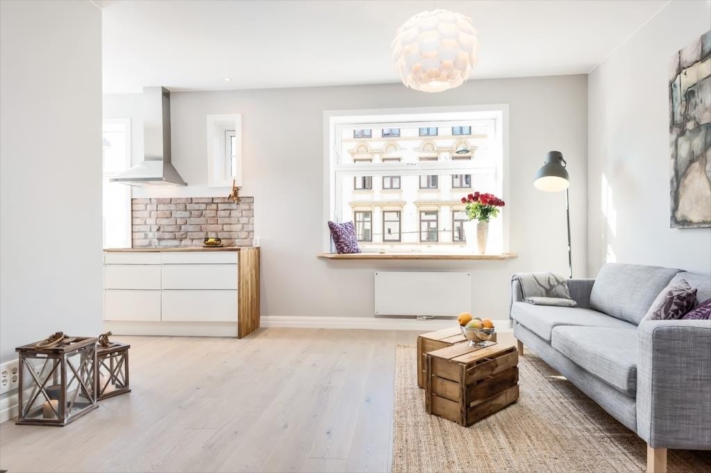 Gode lysforhold fra store vindusflater i stue. Galleribilde