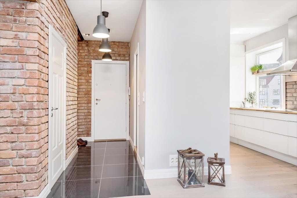 Kjøkken mot flislagt entré med varmekabler. Galleribilde