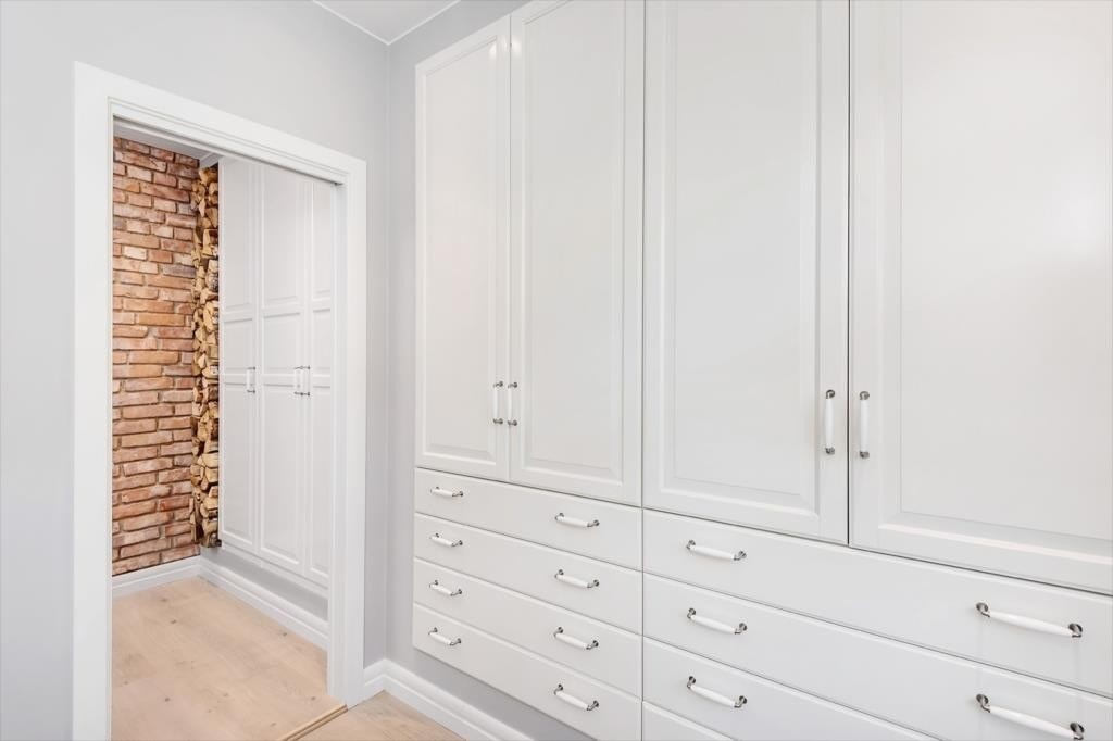 Integrert garderobeskapsrekke med profilerte fronter. Galleribilde